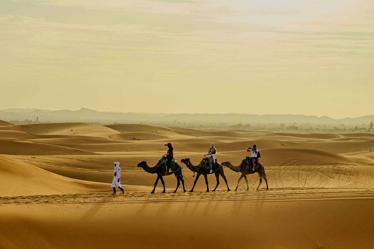 Monthly average temperatures in UAE deserts showing ideal sand explorer season from Oct-Apr