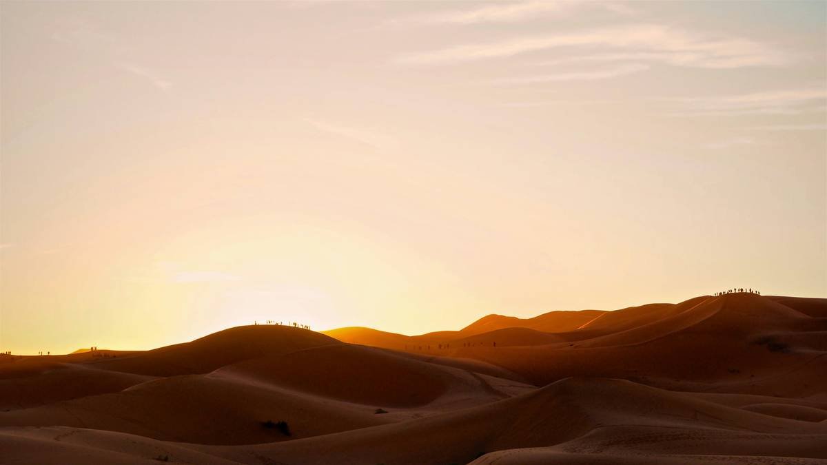 Infographic comparing authentic vs. commercial Morocco Sahara desert tours showing differences in group size, local involvement, camp facilities, and environmental impact